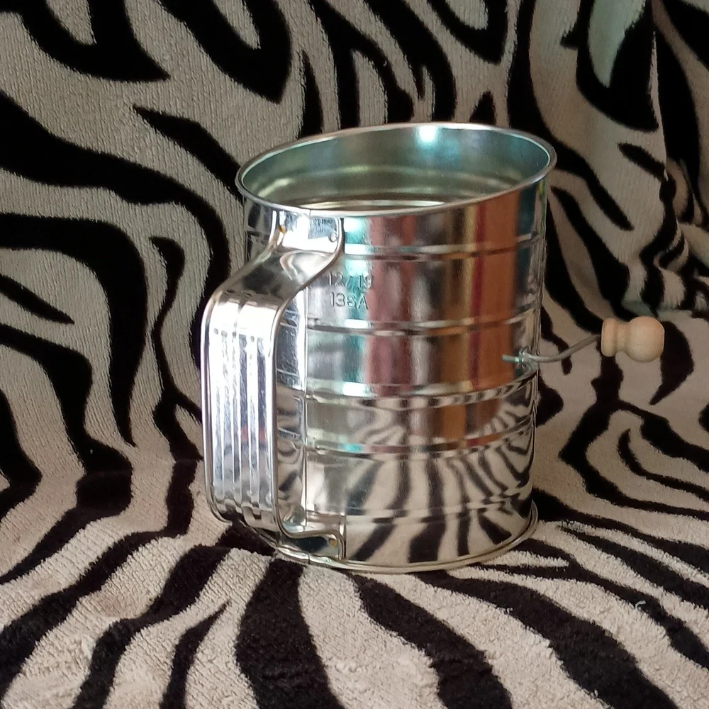 3 cups metal flour hand sifter